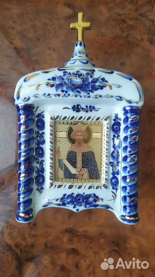 Иконы с золотом в киотах Гжель