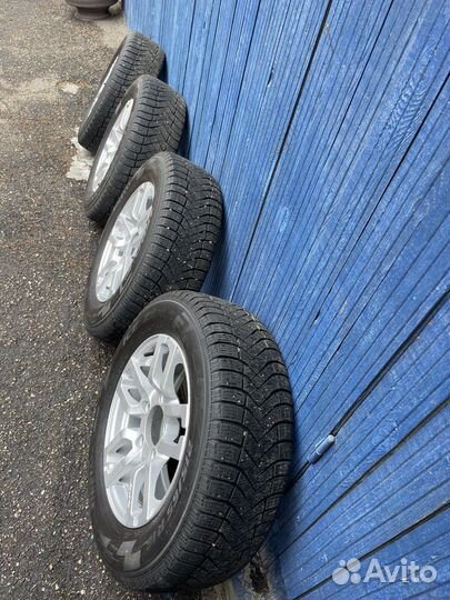 Pirelli Ice Zero FR 215/65 R16