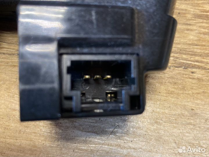 Peugeot 207 замок крышки багажника