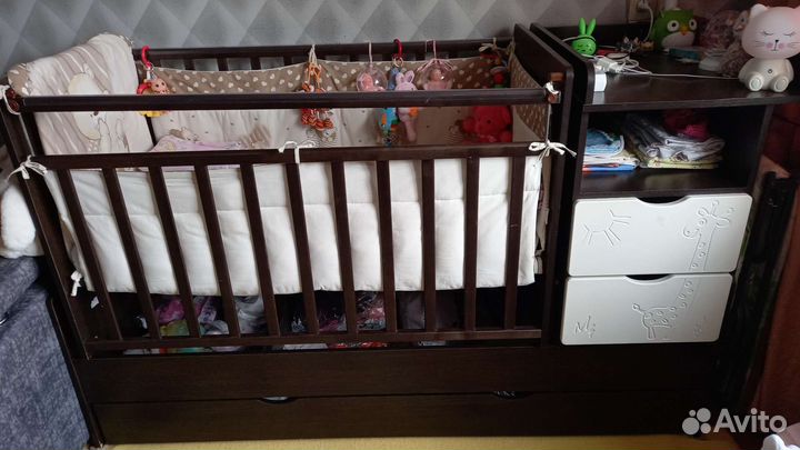 Детская кровать с пеленальным столиком