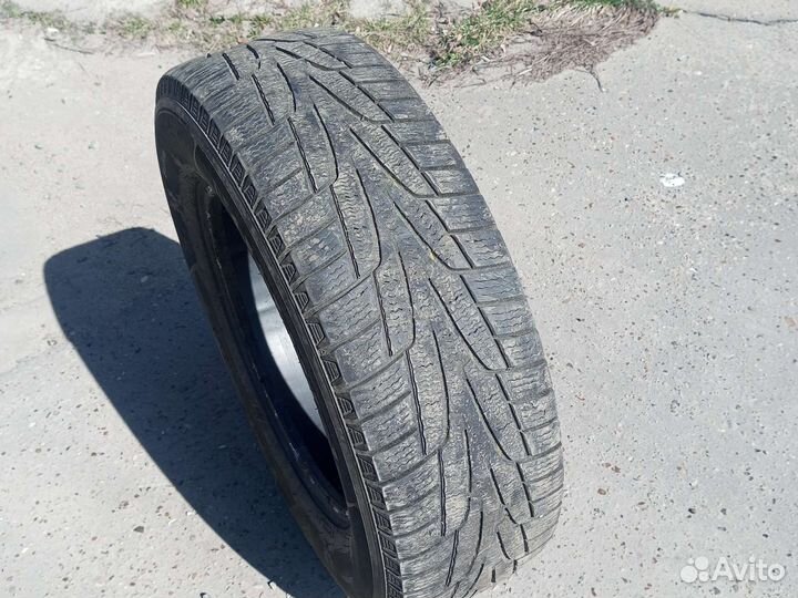 Kumho I'Zen KW31 215/70 R16