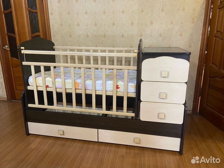 Детская кроватка с маятником и ящиком