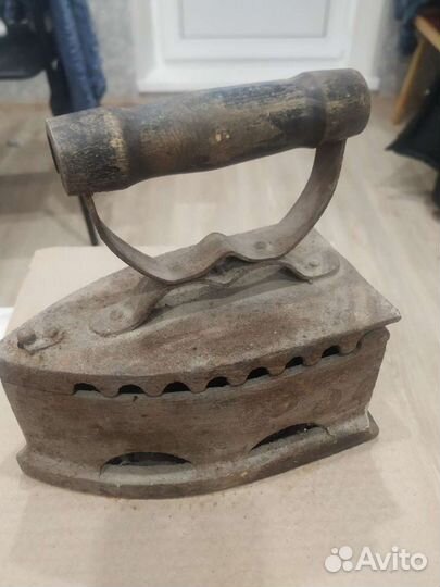 Старый утюг на углях