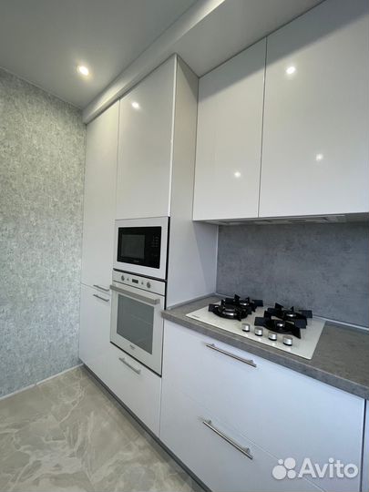 Кухня на заказ под потолок