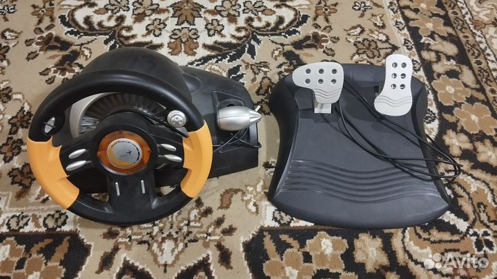 Игровой руль с педалями