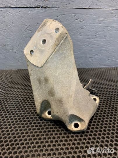 Кронштейн опоры двигателя левый Bentley