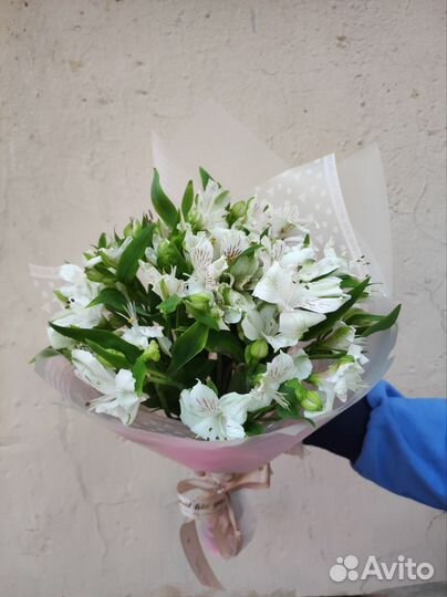 Букет из 9 белых альстромерий