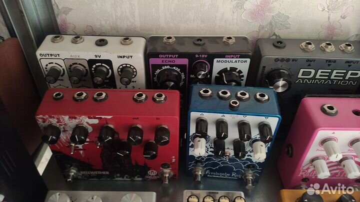 Кучка педалей эффектов для гитар И синтезаторов