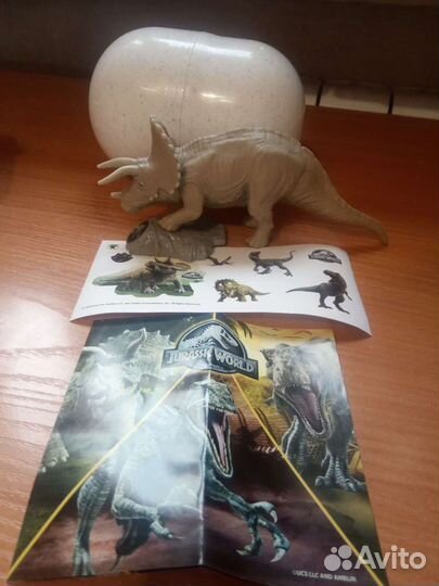 Фигурки из киндера: динозавр, крокодил, иети