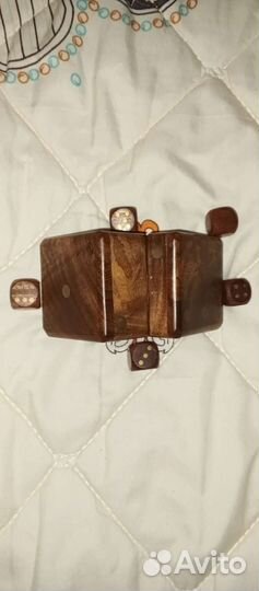 Деревянная шкатулка с игровыми костями