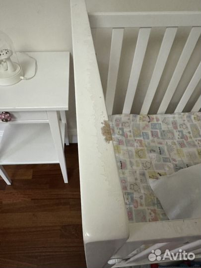 Детская кроватка с маятником и ящиком
