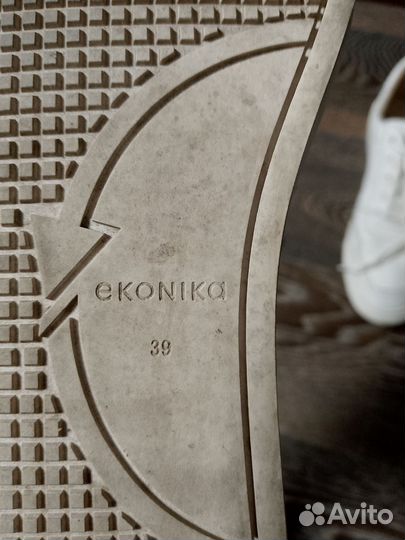 Кроссовки женские