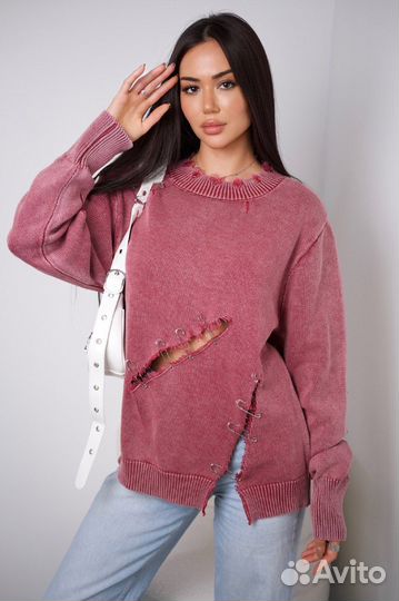 Свитер с булавками