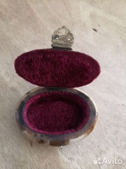 Шкатулка, статуетки