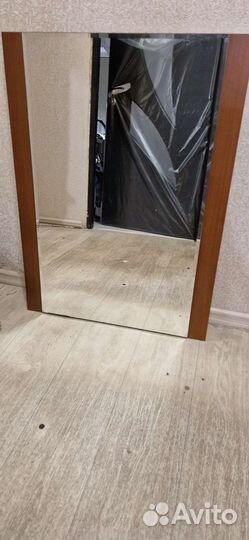 Зеркало в ванную со стеклянной полочкой