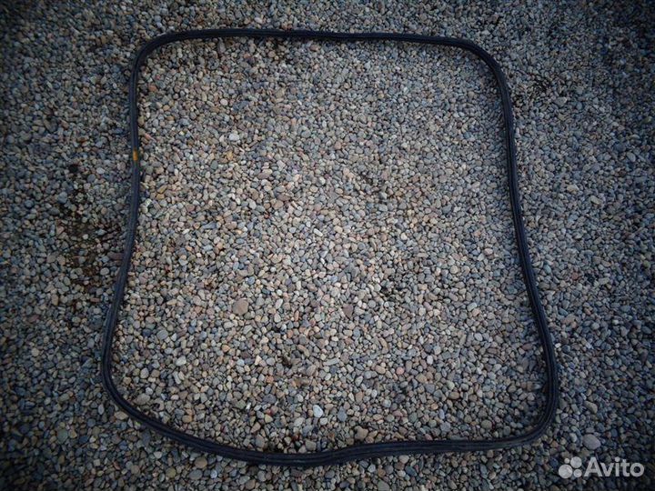 Уплотнительная резинка багажника Nissan R'nessa