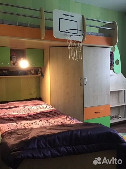Двухъярусная кровать с двумя встроенными шкафами
