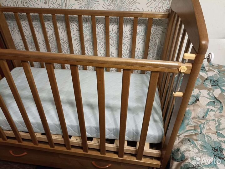 Детская кроватка с маятником и ящиком