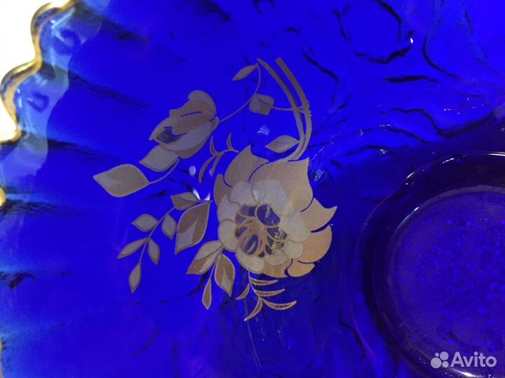 Ваза из синего стекла птица