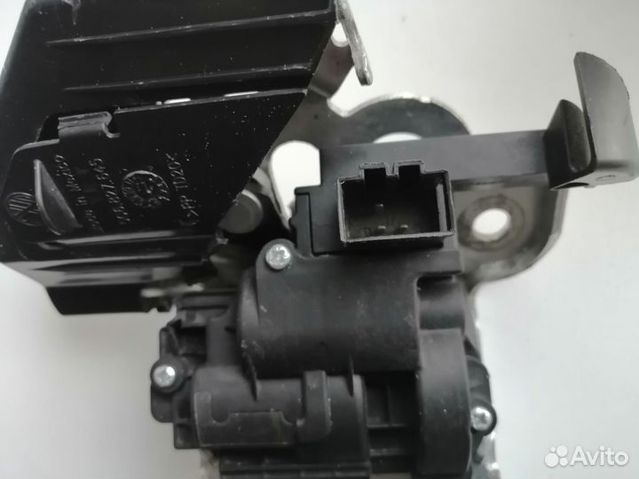 Замок капота