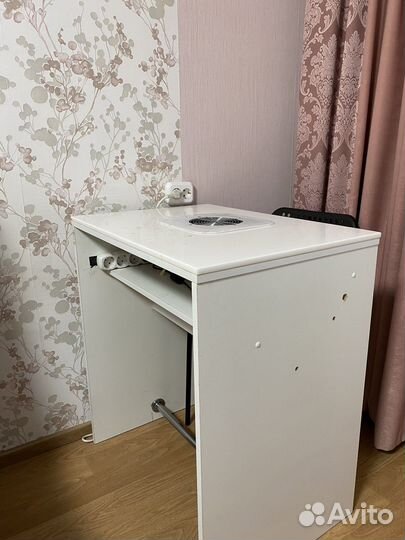 Маникюрный стол