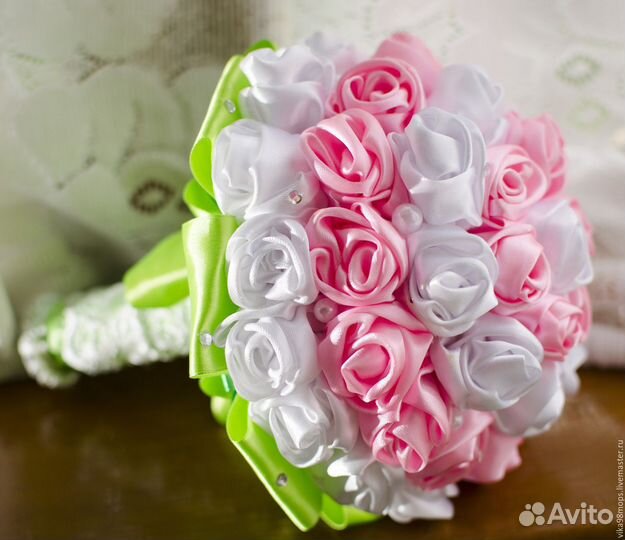 Букет из атласных лент розы