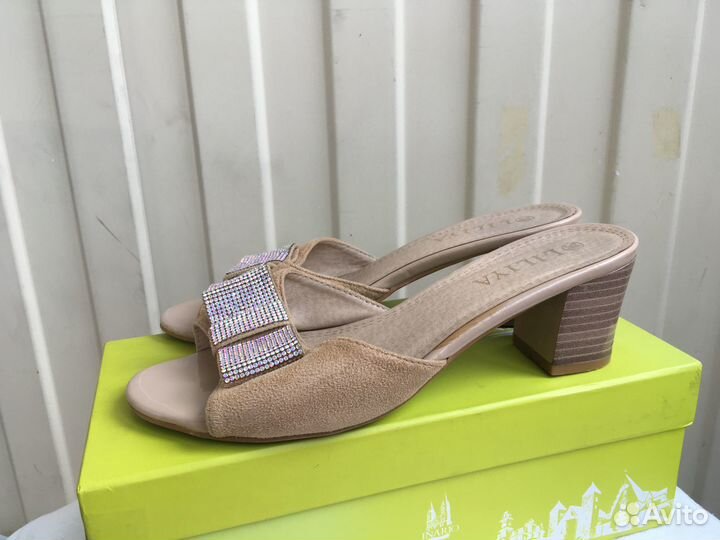 Босоножки бежевые со стразами