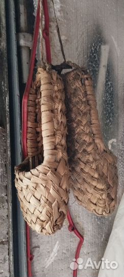 Корыто, коса, лапти, лампа