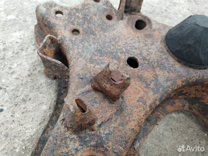 Рычаг подвески нижний передний левый Nissan