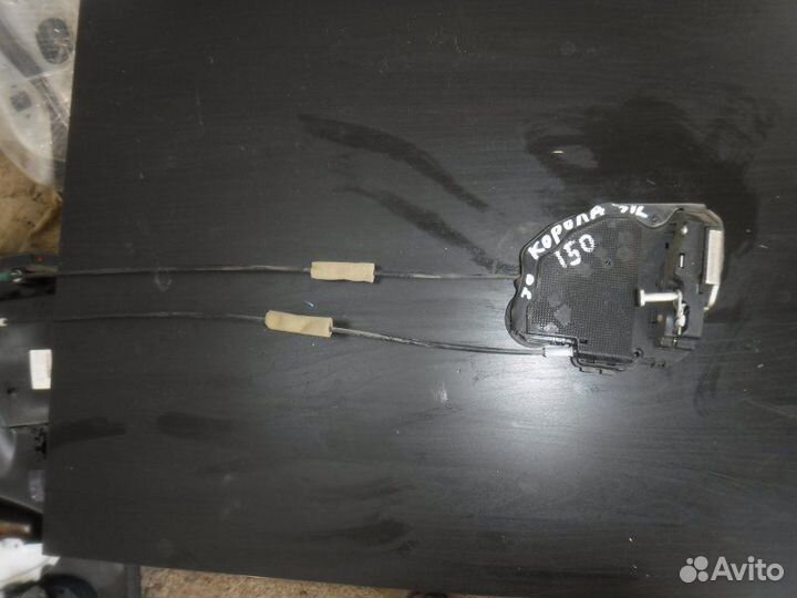 Замок двери задний левый Toyota Corolla 151 1ZR