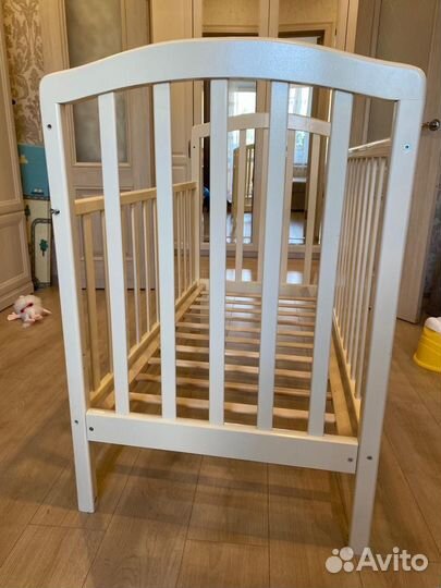 Детская кроватка с маятником