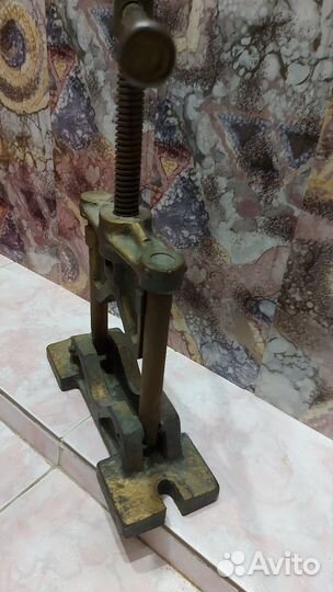 Зажим тиски для труб