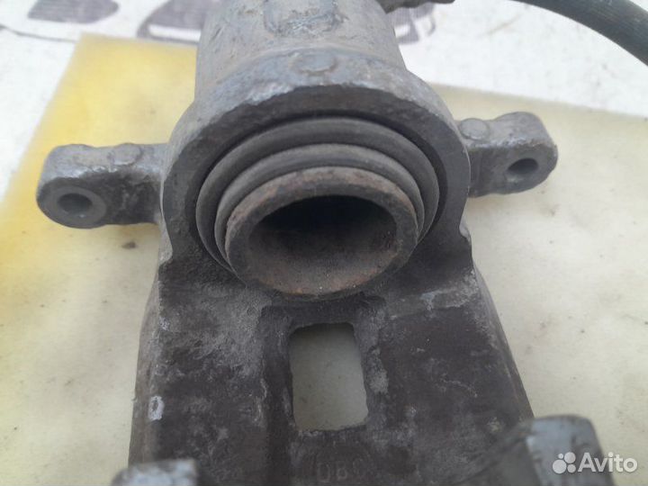 Тормозной суппорт задний левый Toyota Camry 50