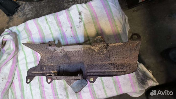 Экран выпускного коллектора Audi 100 2.3 AAR