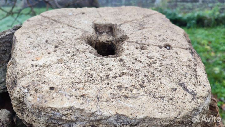Мельничные жернова, старинные