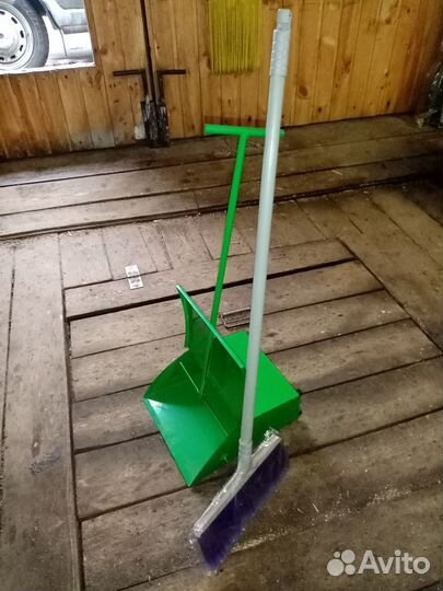 Металлический совок и щётка для уборки