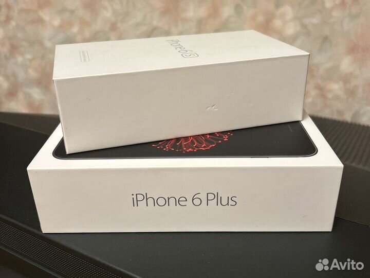 Две коробки iPhone с бумагами