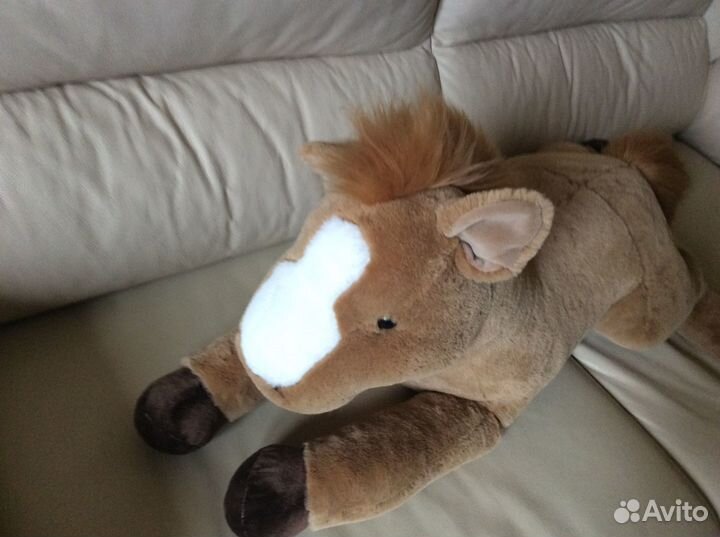 Большая плюшевая лошадка