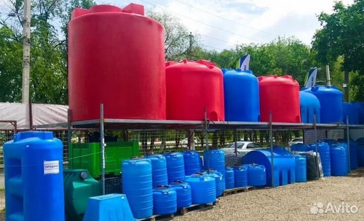 Пластиковая емкость для воды