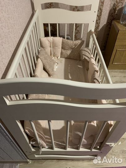 Детская кроватка с маятником и ящиком