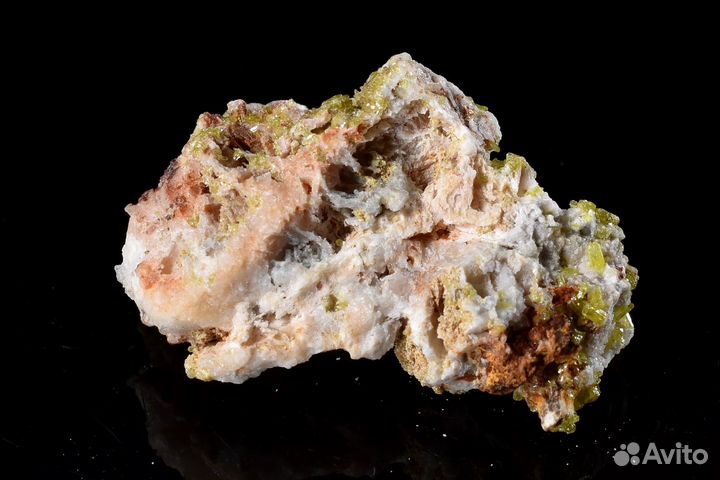 Друза кристаллов. Пироморфит на кварце. Лот №557