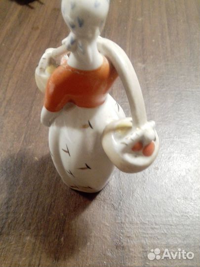 Статуэтка девушка с грибами Полонский З Х К