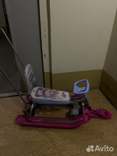 Детский снегокат с ручкой и колесами