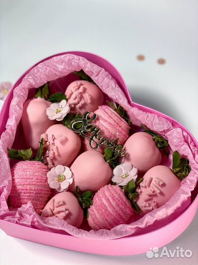 Набор клубники в шоколаде на 8 Марта для девушки