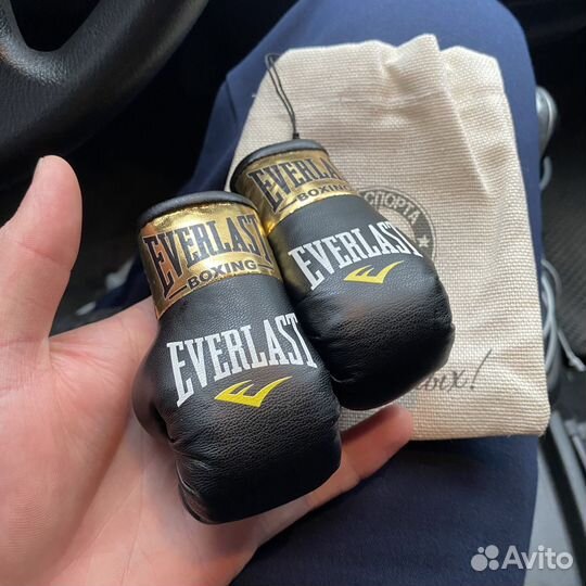 Боксерские перчатки в автомобиль