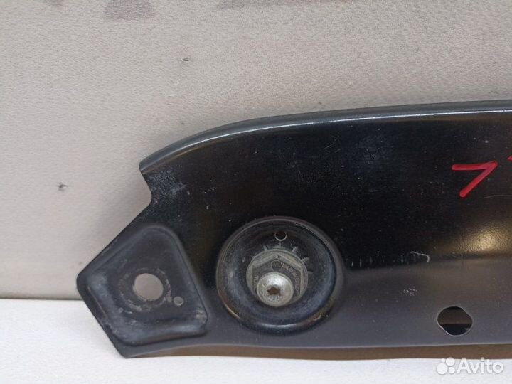 Кронштейн передний левый Volkswagen Jetta A6 cfna