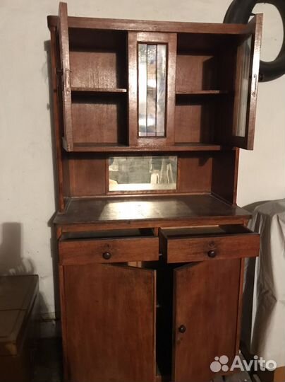 Старинный антикварный шкаф буфет