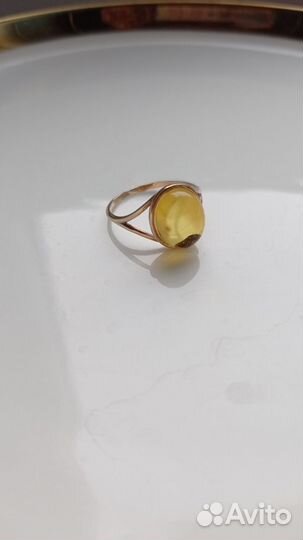Кольцо с натуральным янтарем