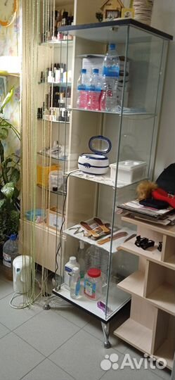 Стеклянная витрина с подсветкой