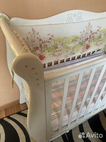 Детская кроватка с маятником и ящиком